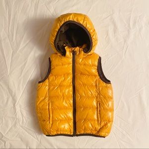 Unisex puffer vest in bumble bee yellow